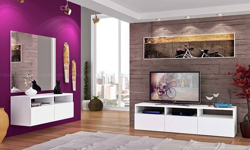 Sala de TV com parede roxa e papel de parede marrom Projeto de Lojas KD