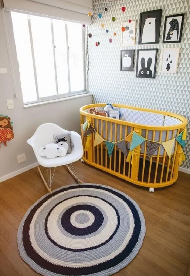 tapete de crochê para quarto de bebê decorado com berço amarelo Foto Felipe Maiato