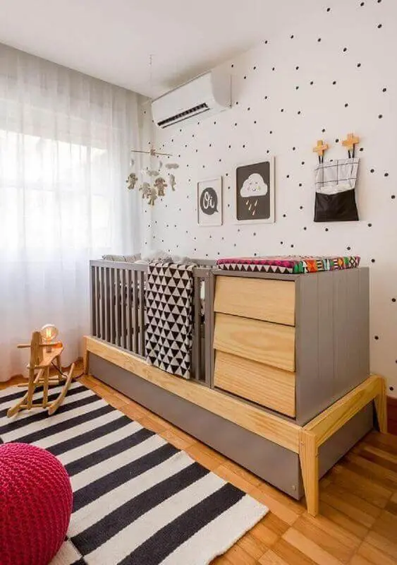 tapete listrado para quarto de bebê decorado com berço moderno com trocador Foto Jeito de Casa