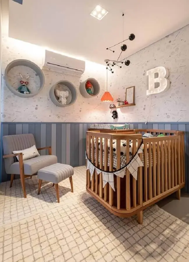 tapete para quarto de bebê moderno decorado com berço de madeira e nichos redondos Foto Marina Carvalho Arquitetura
