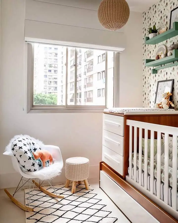 tapete para quarto de bebê pequeno decorado em cores claras Foto Estúdio Villa