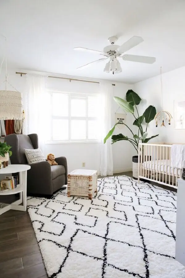 tapete para quarto de bebê todo branco decorado com vaso grande de chão Foto Project Nursery