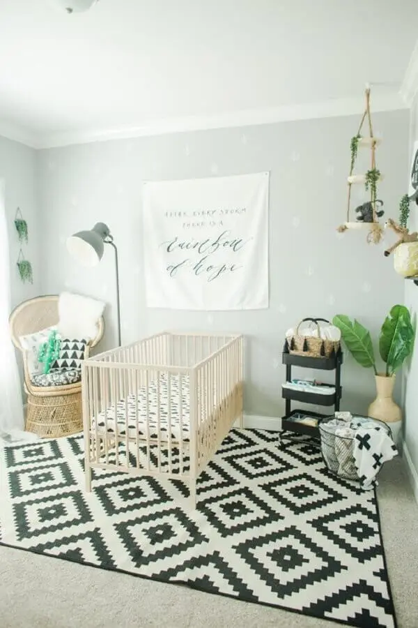 tapete preto e branco para quarto de bebê com decoração simples Foto Project Nursery