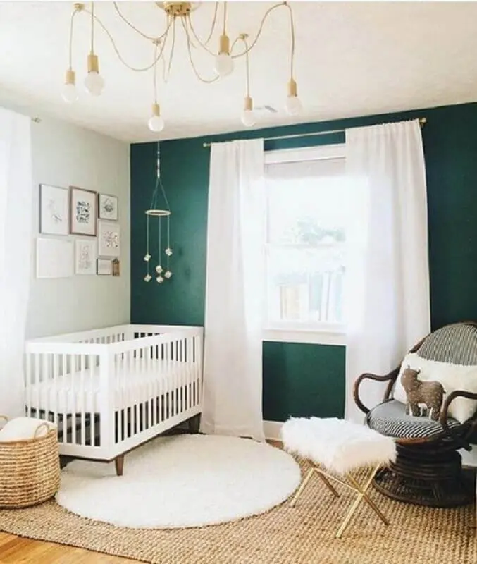 tapete sisal e tapete redondo para quarto de bebê decorado com parede verde escuro Foto Project Nurser