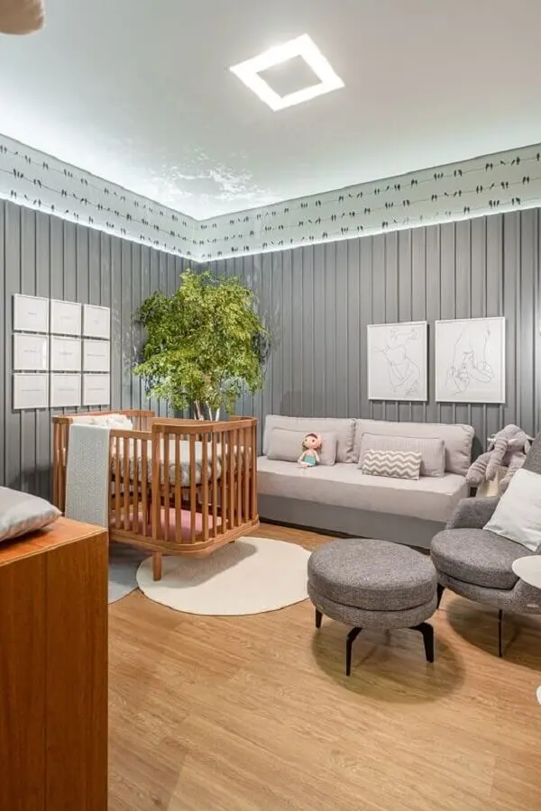 tapetes para quarto de bebê cinza moderno decorado com piso de madeira Foto Ameise Design