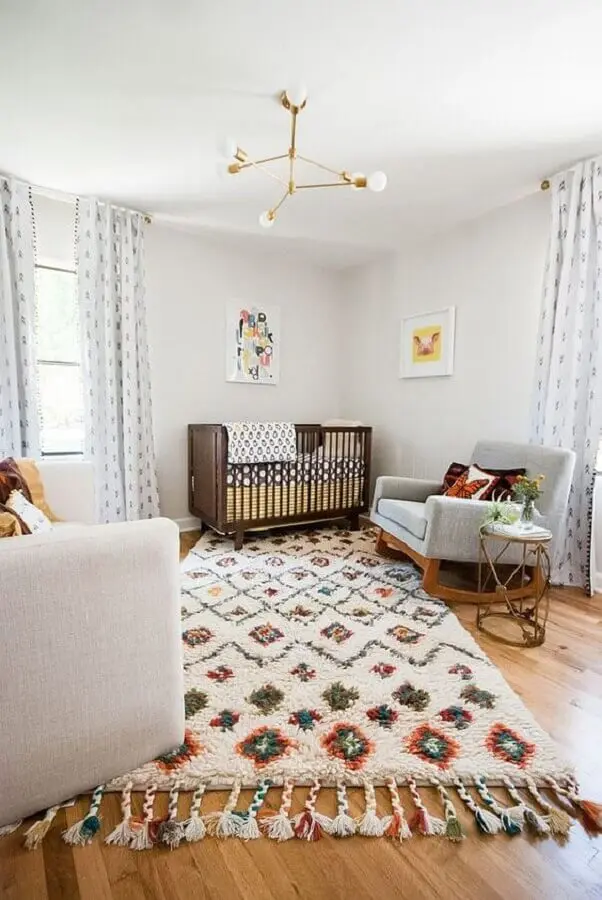 tapetes para quarto de bebê decorado com berço de madeira e poltrona de balanço Foto Decoist