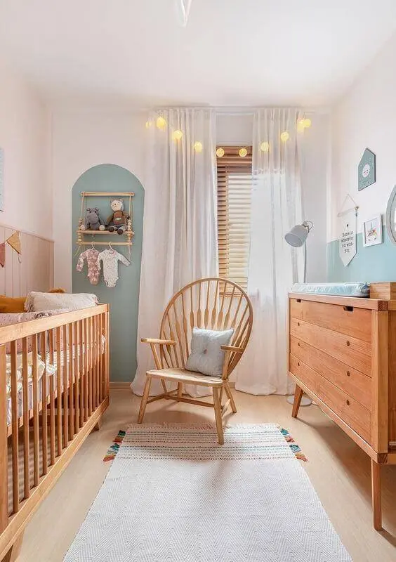 tapetes para quarto de bebê pequeno decorado com móveis de madeira Foto Histórias de Casa