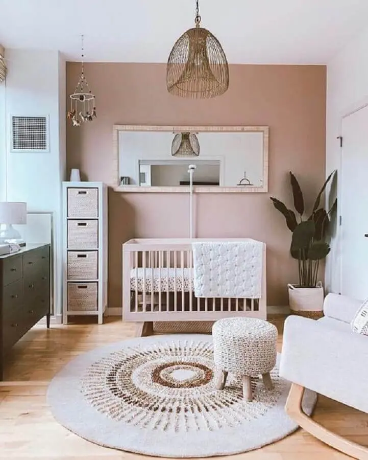 vaso de chão e tapete redondo para quarto de bebê decorado em cores neutras Foto Jeito de Casa