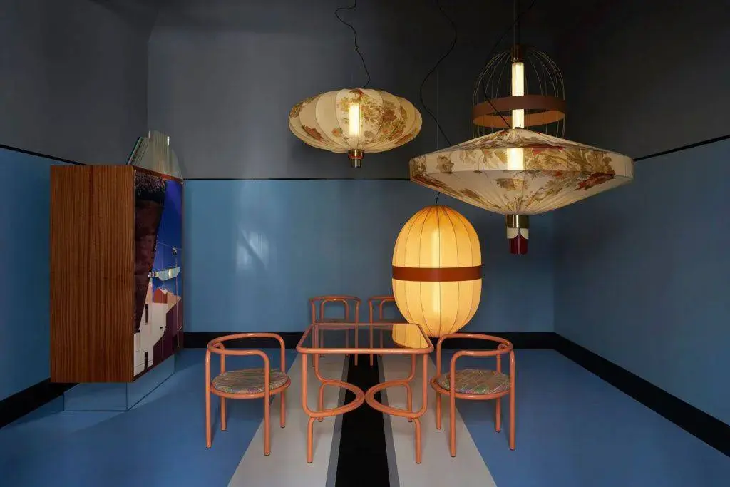 O Dimore Studio apresenta o trabalho de Emilio Salci e Britt Moran, que mesclam a atmosfera dos anos 70 a inspirações que vão do futurismo ao art déco. As lanternas florais oversized foram um dos destaques do apartamento apresentado em Milão. 