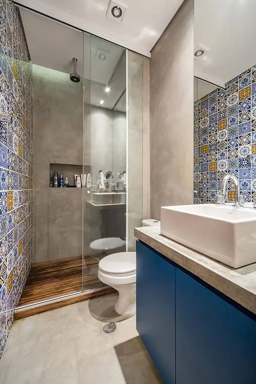 6 No banheiros, o ladrilho hidráulico também é um elemento que imprime cor e modernidade ao espaço.