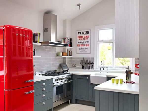 A geladeira vermelha traz um toque de cor para a cozinha