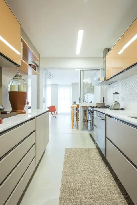 Armário de cozinha amarelo e branco Projeto de Arquiteta Petini1