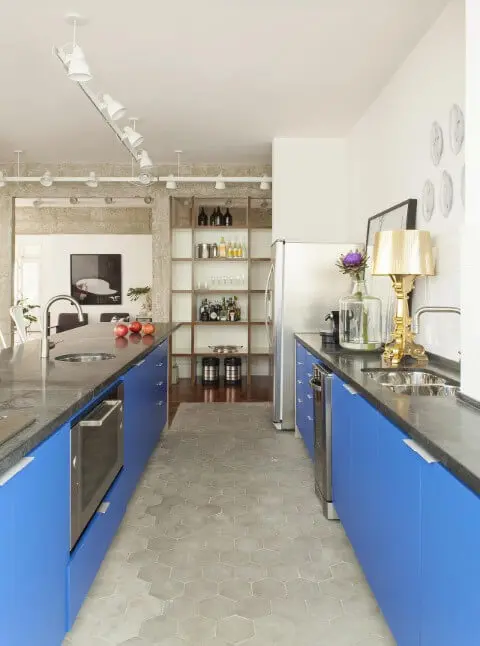Armário de cozinha baixo com portas azuis Projeto de Maurício Arruda