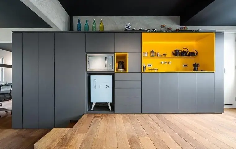 Armário de cozinha completo cinza com nichos amarelos Projeto de Stuchi e Leite