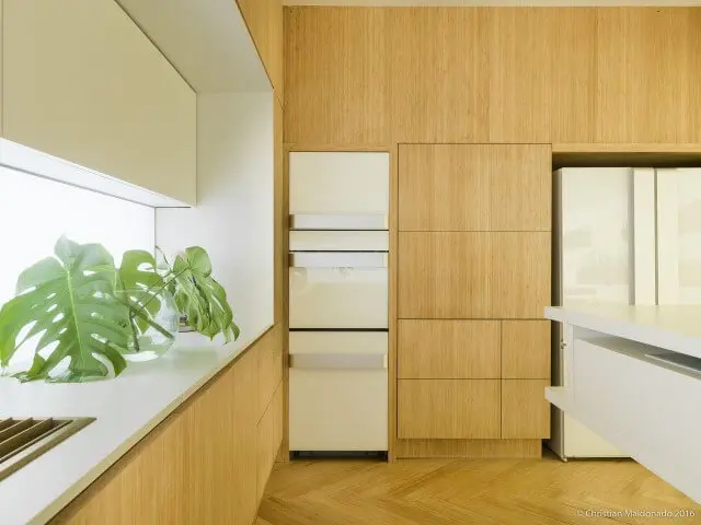 Armário de cozinha completo de madeira em todo o ambiente Projeto de Marília Pellegrini