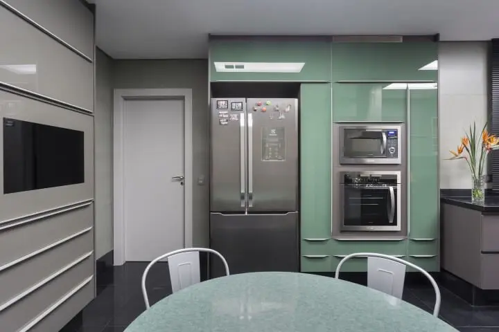 Armário de cozinha completo em tom de verde Projeto de Maria Luisa Mendes