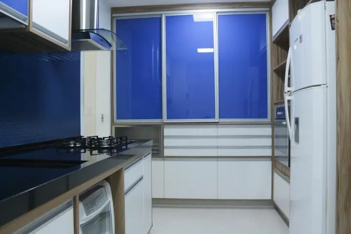 Armário de cozinha de parede azul e branco Projeto de Espaço AU