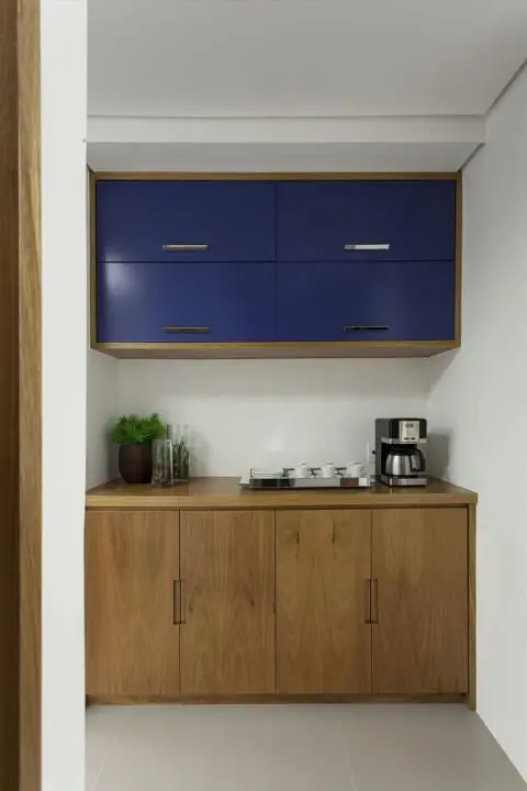 Armário de cozinha de parede feito de madeira com portas azuis Projeto de Ark2 Arquitetura
