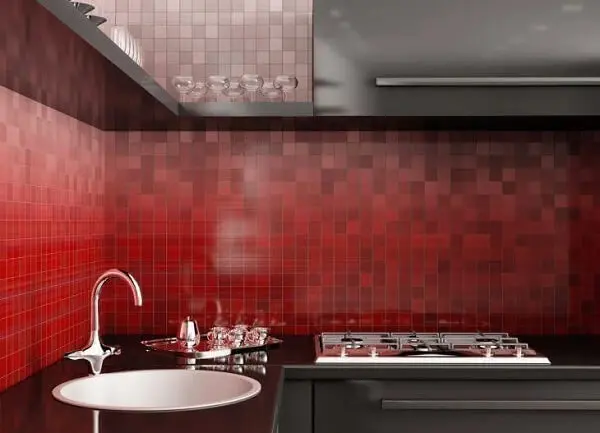 Azulejos da cozinha vermelha formam um degradê incrível na parede