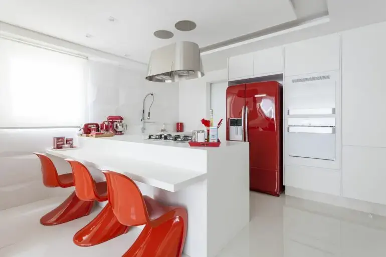 Cozinha com decoração clean e móveis vermelhos