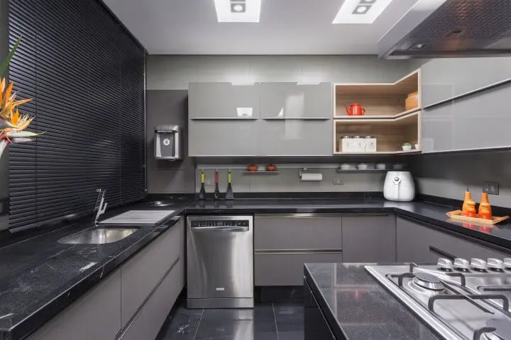 Cozinha escura com armário de cozinha de parede cinza Projeto de Maria Luisa Mendes