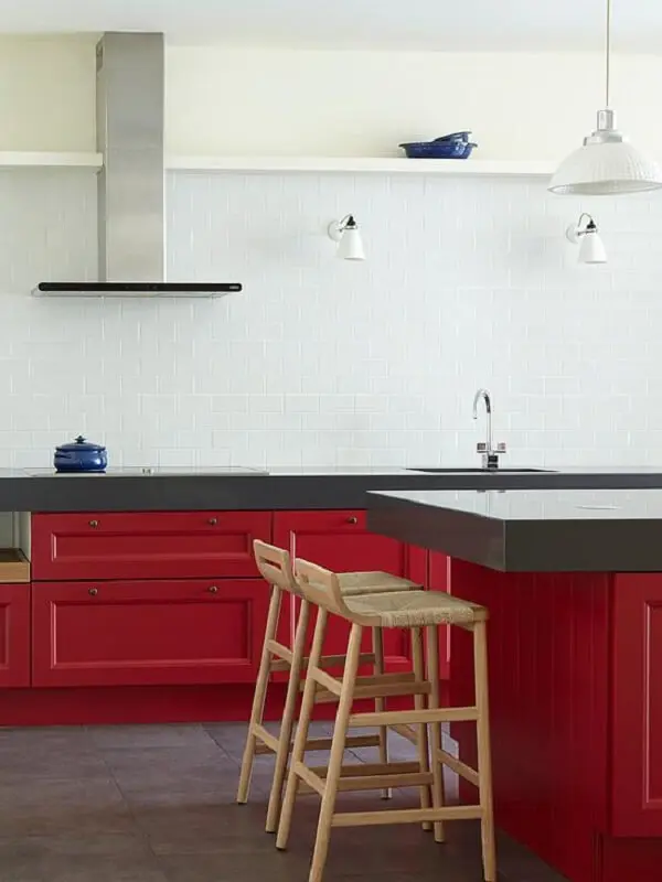 Cozinha minimalista com armários vermelhos