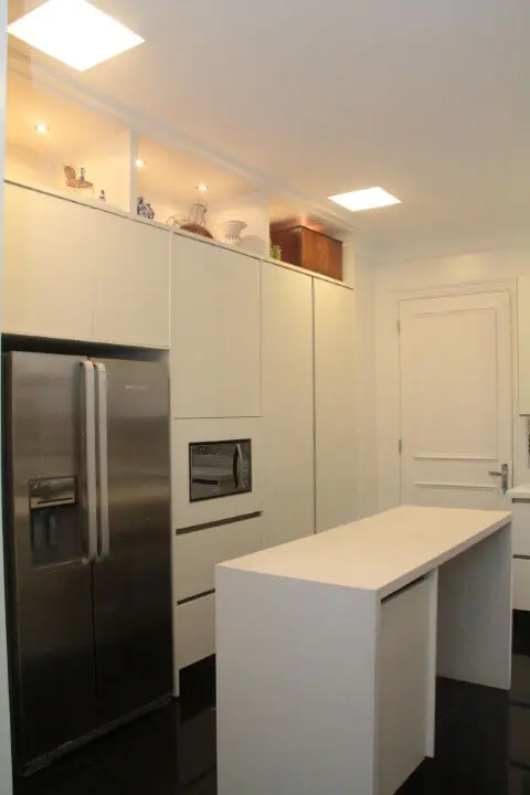 Cozinha planejada com armário de cozinha completo branco Projeto de Ark2 Arquitetura