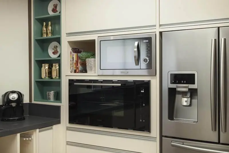 Cozinha planejada com armário de cozinha completo branco com nichos verdes Projeto de Arquitetura 8