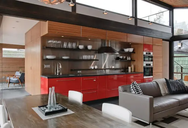 Cozinha vermelha para casa contemporânea