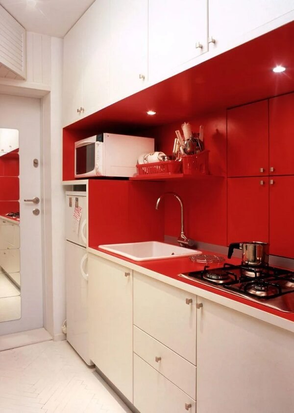 Esse projeto traz o vermelho para a parede e bancada da cozinha