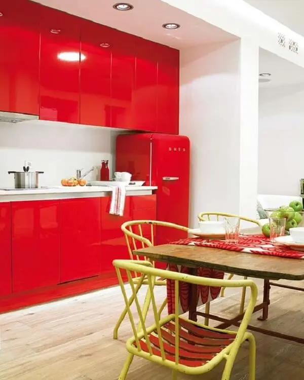 Geladeira e armários perfeitos complementam a decoração da cozinha vermelha