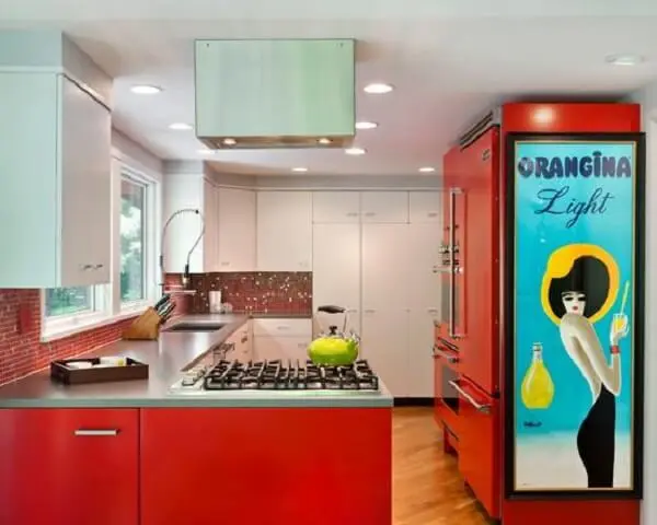 O ponto forte da decoração da cozinha vermelha é um quadro temático