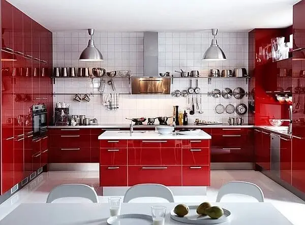 Os utensílios de inox se destacam na cozinha vermelha