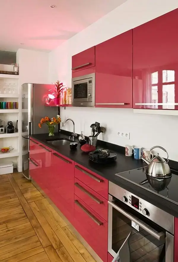 Projeto de cozinha vermelha feita sob medida para o espaço