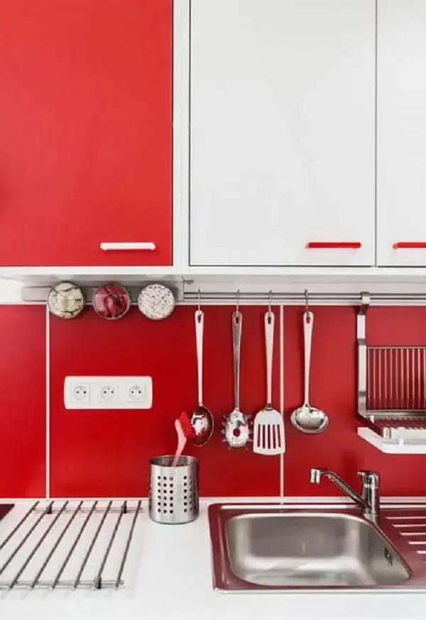 Projeto de cozinha vermelha mescla armários em tom branco