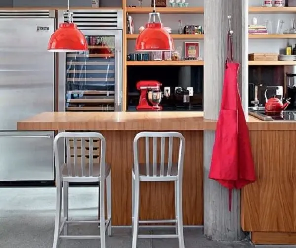 Utensílios de cozinha, panelas, pendentes e equipamentos vermelhos para a cozinha