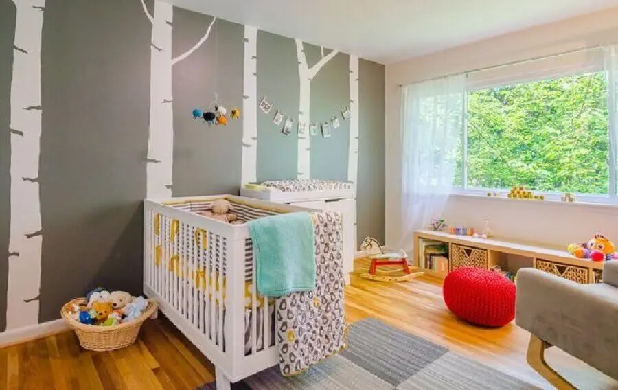 adesivos para quarto de bebê com árvores brancas e puff vermelho redondo Foto Pequena Milla