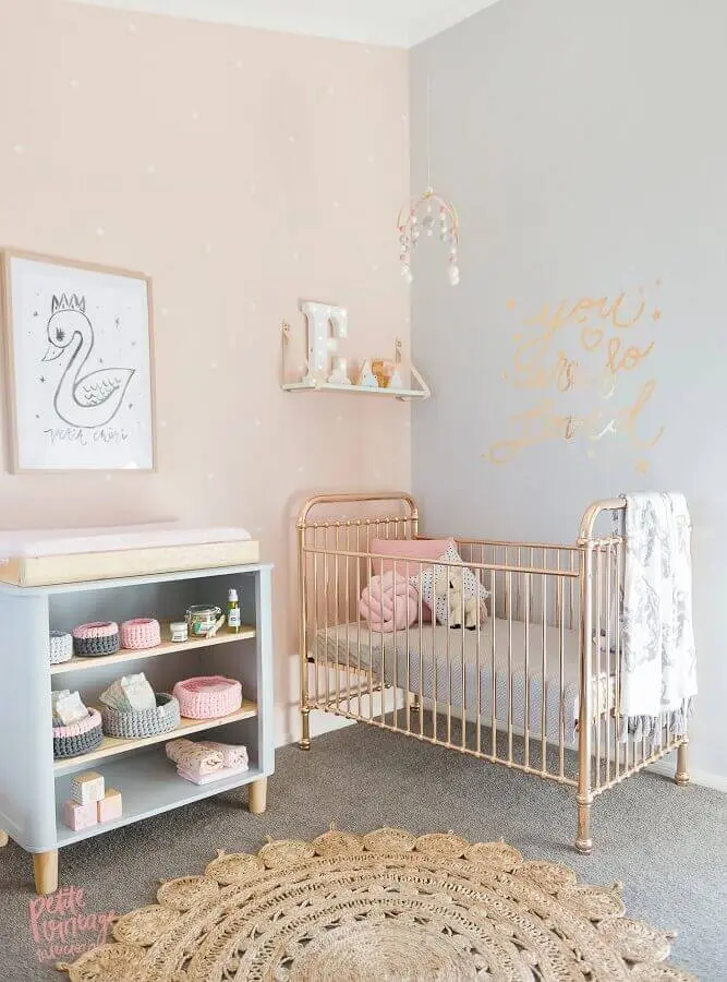 adesivos para quarto de bebê feminino com berço dourado Foto Jogja Story