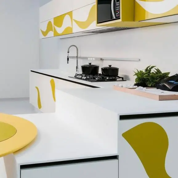 armário de cozinha branco e amarelo