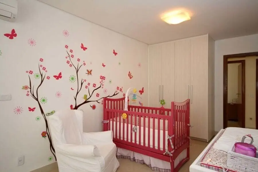 borboletinhas e flores de adesivos para quarto de bebê feminino com berço rosa Foto Levitrabook