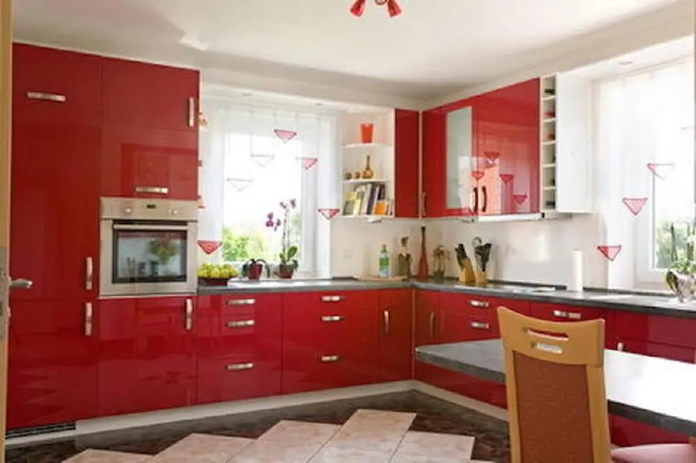 Cozinha com armários vermelhos. 