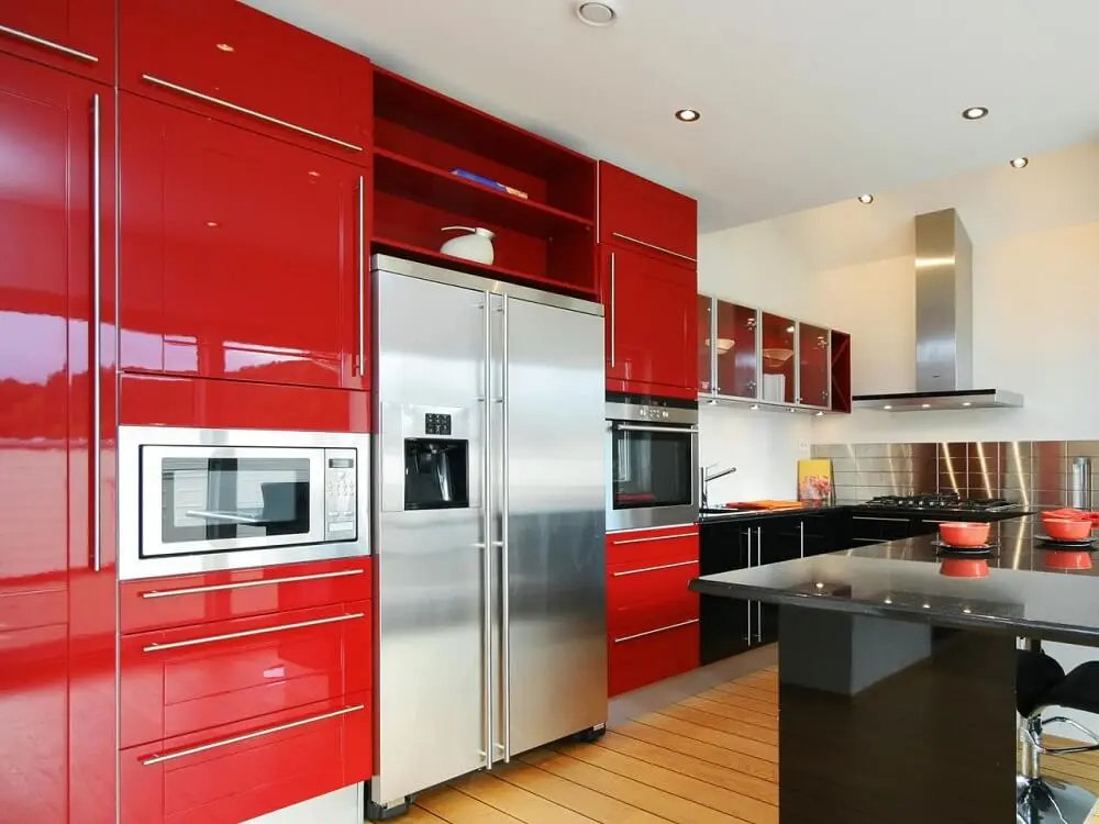 cozinha vermelha espaçosa
