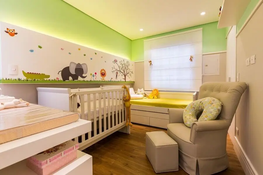 decoração colorida com adesivos para quarto de bebê Foto BY Arq&Design