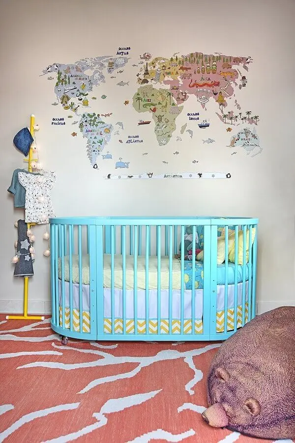 decoração com adesivos para quarto de bebê com desenho de mapa e berço azul turquesa Foto Circu Magical Furniture