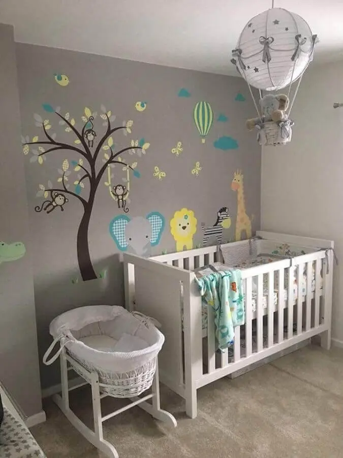 decoração com adesivos para quarto de bebê com parede cinza Foto David Setyawan