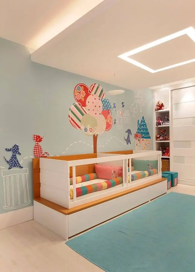 decoração com adesivos para quarto de bebê gêmeos com berço planejado Foto Nayara Macedo