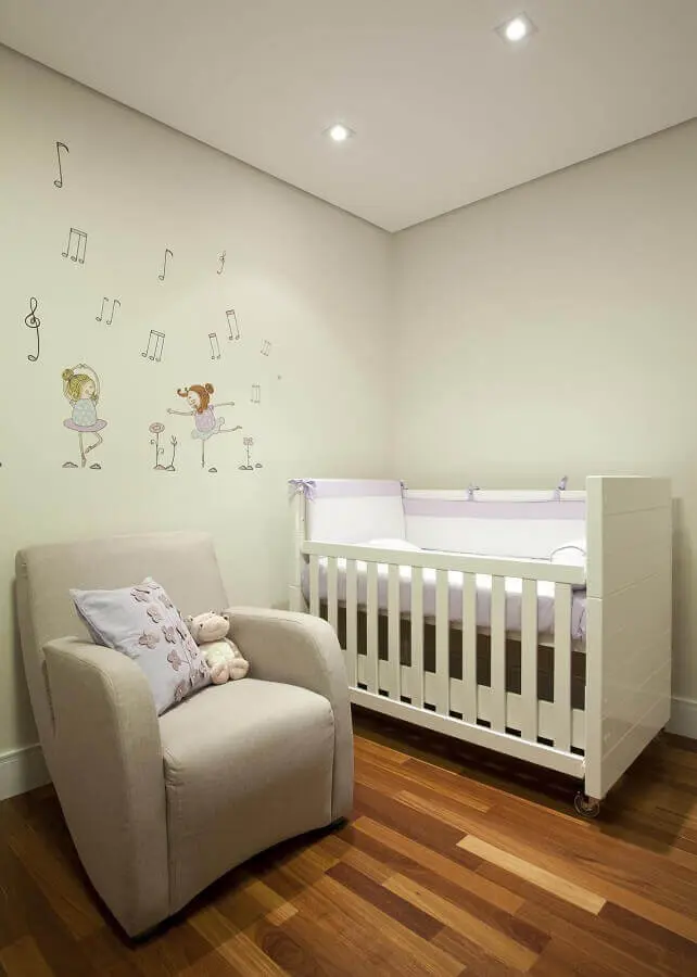 decoração com adesivos para quarto de bebê simples Foto Martinhão Neves Arquitetos