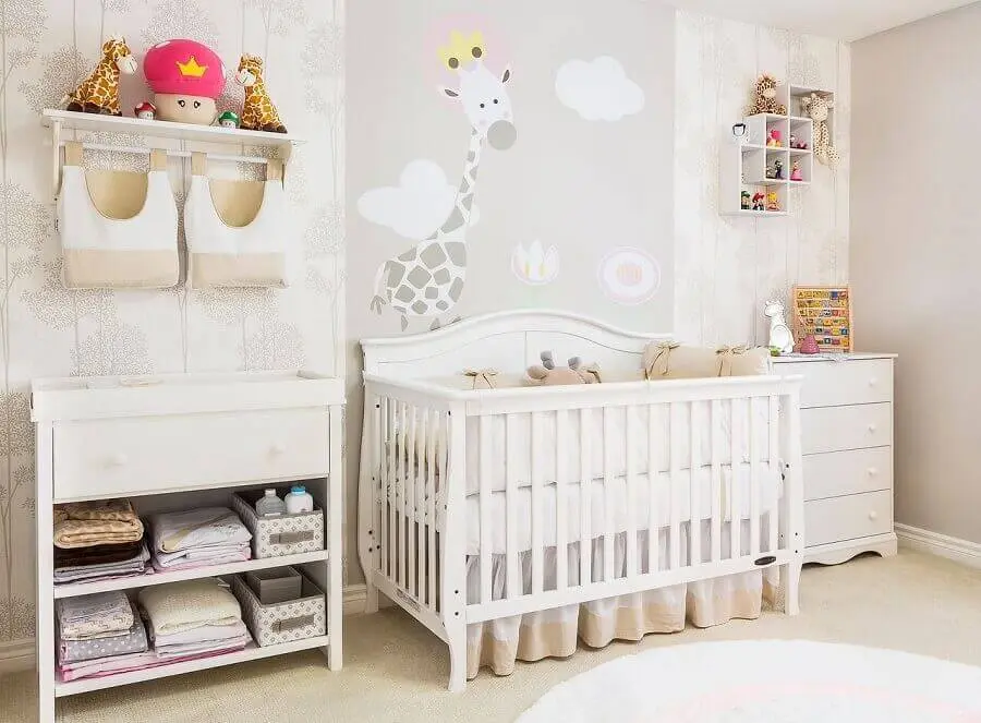 delicada decorada com adesivos para quarto de bebê todo em tons neutros Foto Andrea Bento