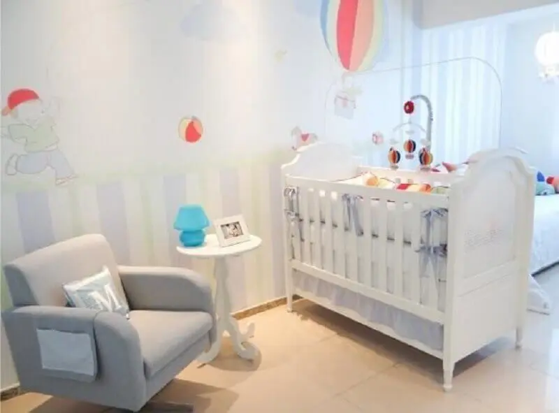 delicada decoração com adesivos para quarto de bebê com balões coloridos Foto Revista VD