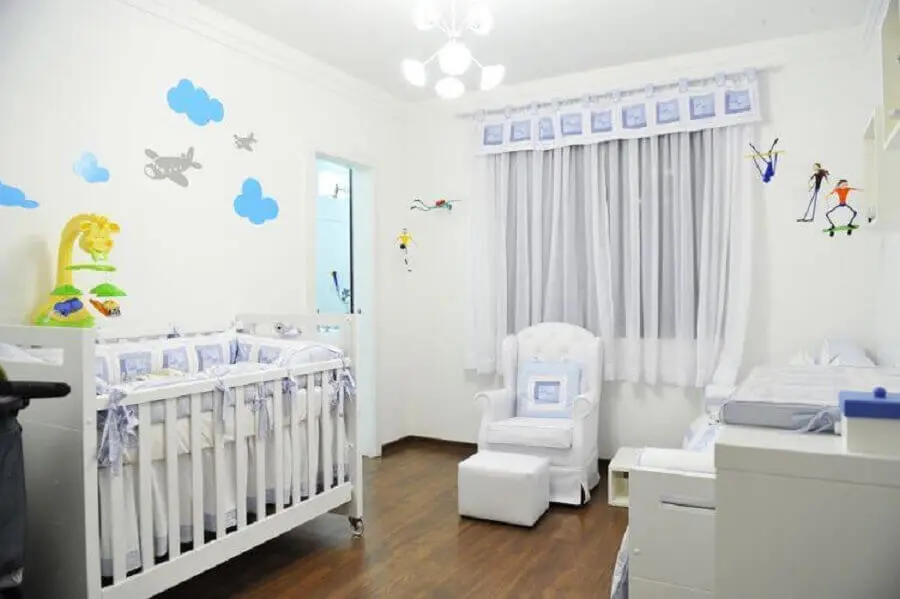 desenho de nuvens e aviões de adesivos para quarto de bebê todo branco Foto Mães Amigas